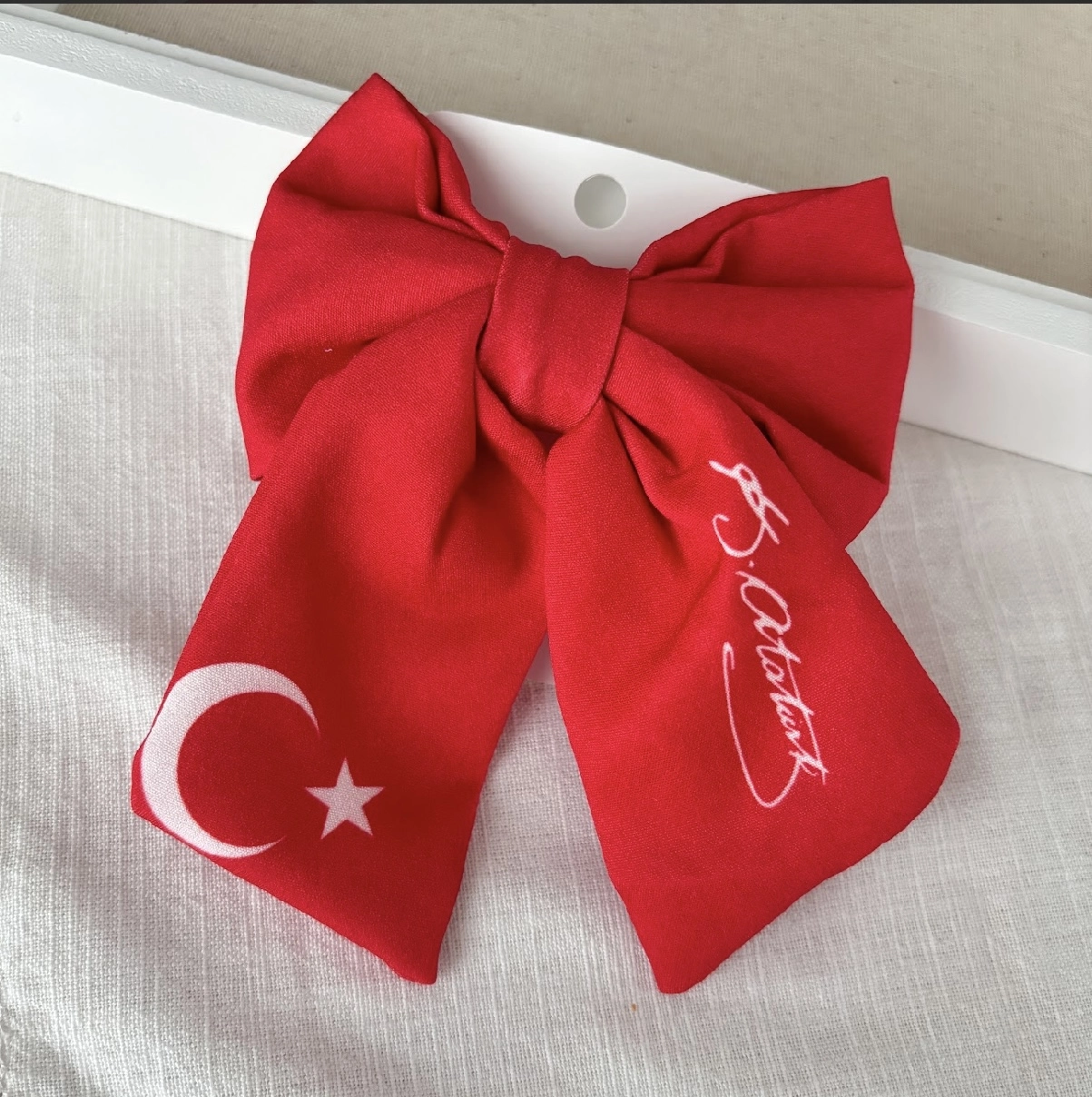 Kırmızı fiyonk toka