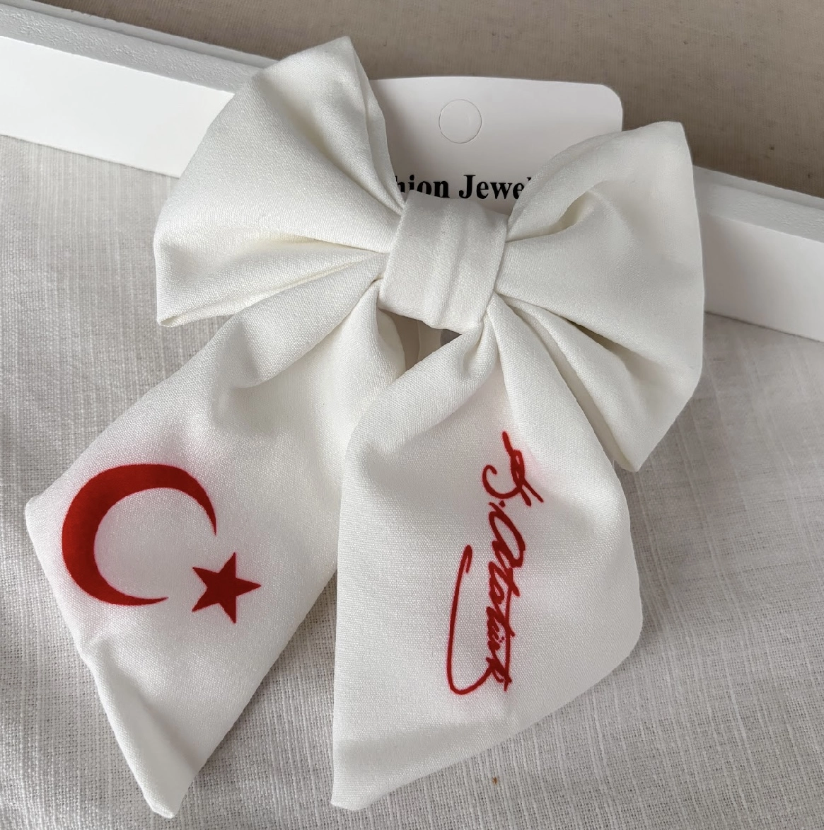 Beyaz fiyonk toka