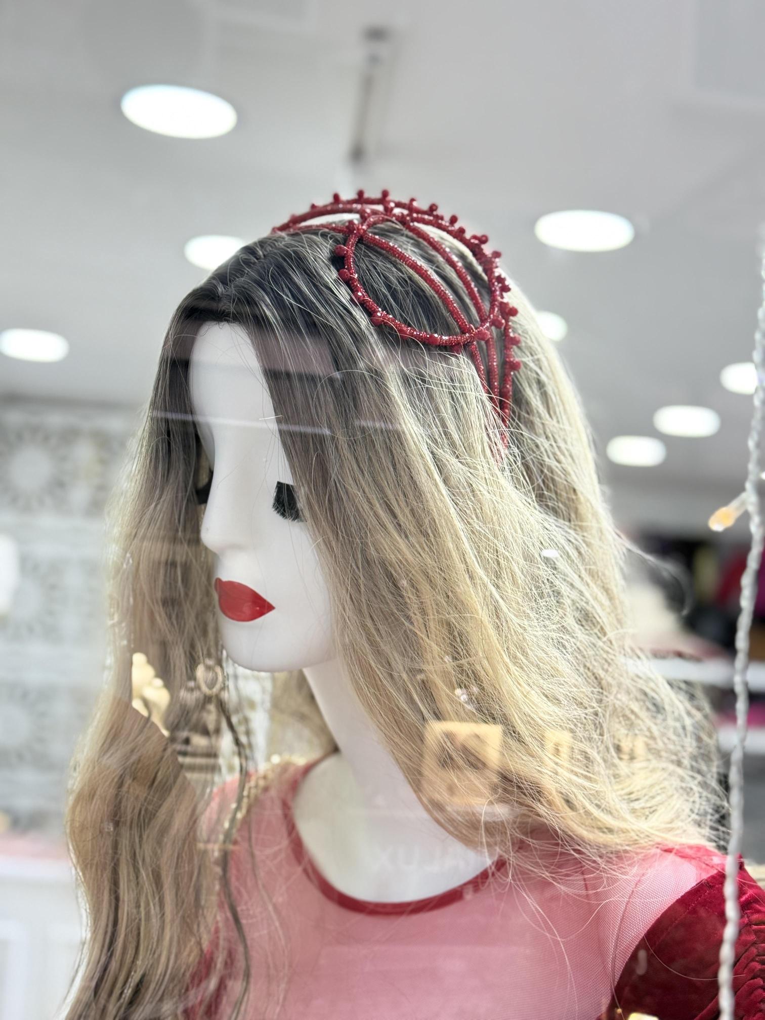 Kırmızı taşlı tasarım taç