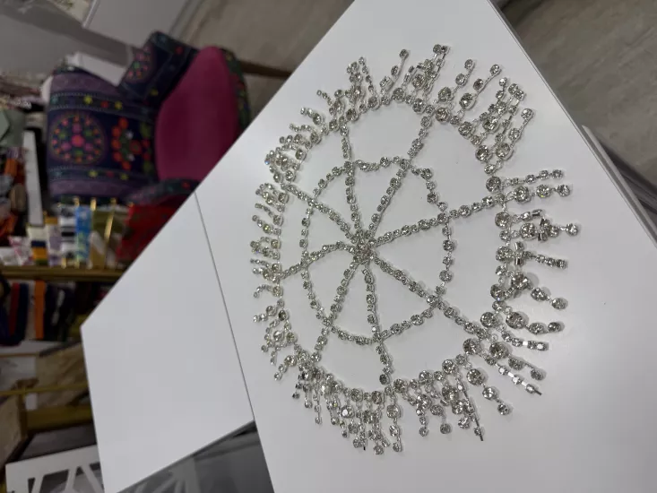 Tifany parti tacı sallantılı