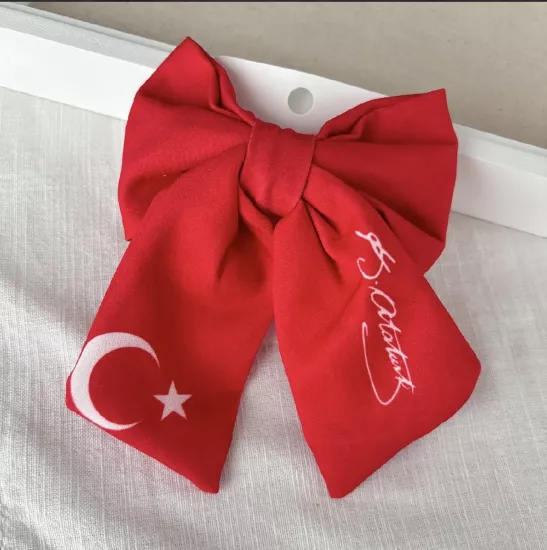 Kırmızı fiyonk toka