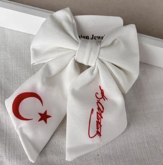 Beyaz fiyonk toka