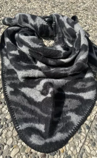 Gri Üçgen leopar desenli yumoş şal