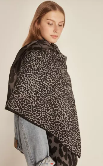 Leopar desenli gri şal