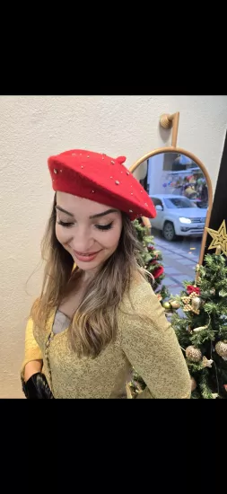 Kırmızı taşlı bere