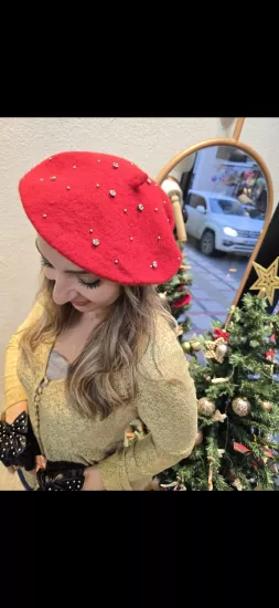 Kırmızı taşlı bere